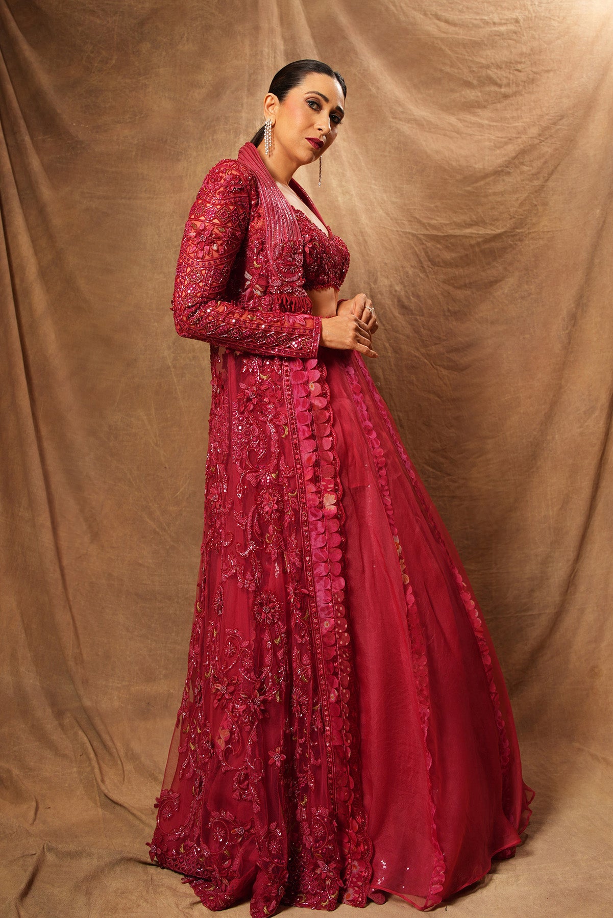 Karishma Kapoor in Kirmizi – Awigna